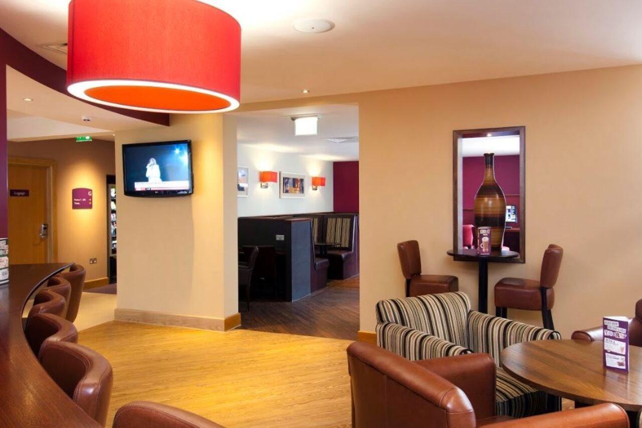 Premier Inn London Heathrow Terminal 5 West Drayton  ภายนอก รูปภาพ