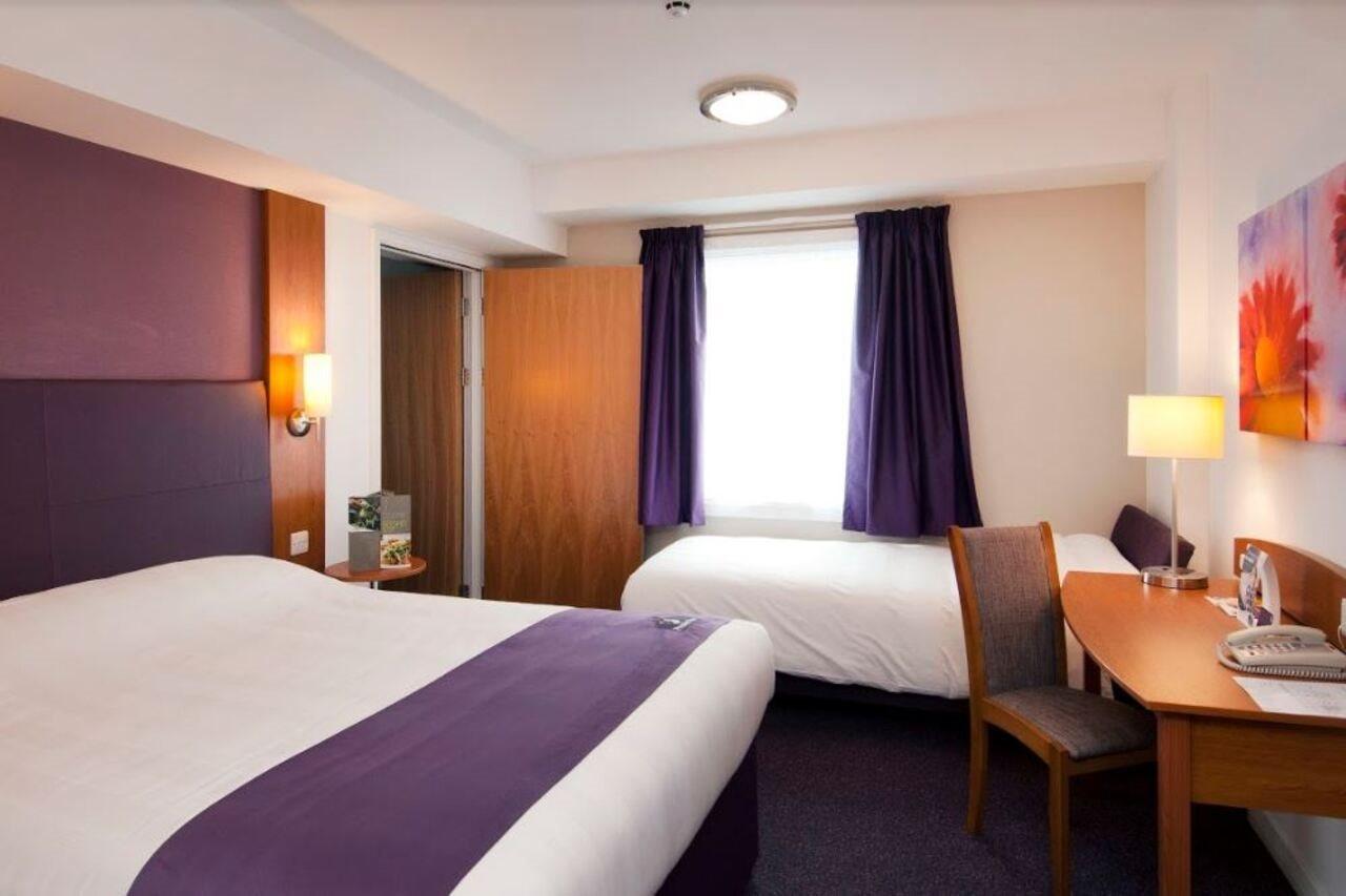 Premier Inn London Heathrow Terminal 5 West Drayton  ภายนอก รูปภาพ