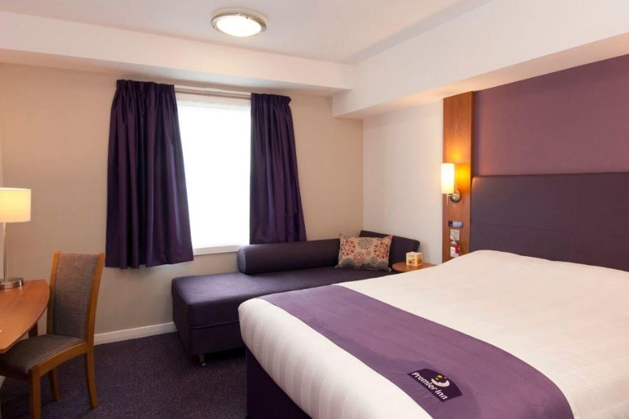 Premier Inn London Heathrow Terminal 5 West Drayton  ภายนอก รูปภาพ