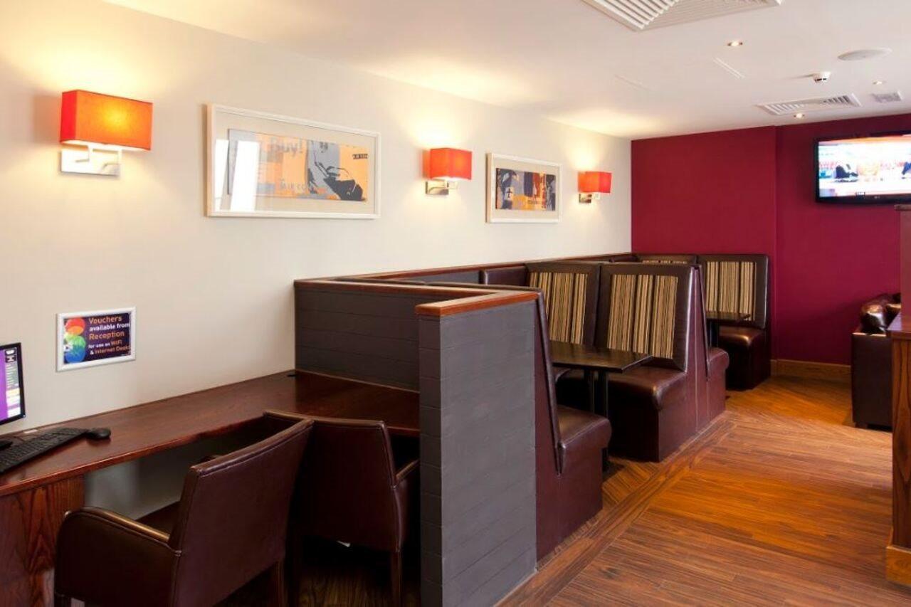 Premier Inn London Heathrow Terminal 5 West Drayton  ภายนอก รูปภาพ