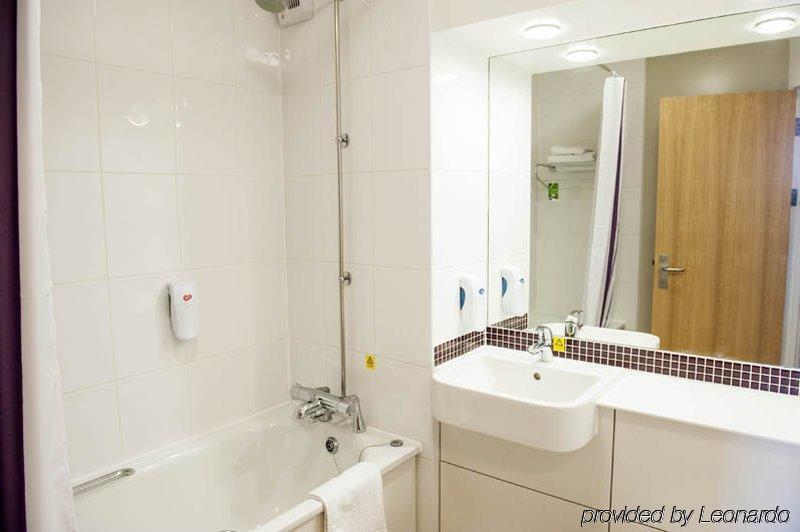 Premier Inn London Heathrow Terminal 5 West Drayton  ภายนอก รูปภาพ