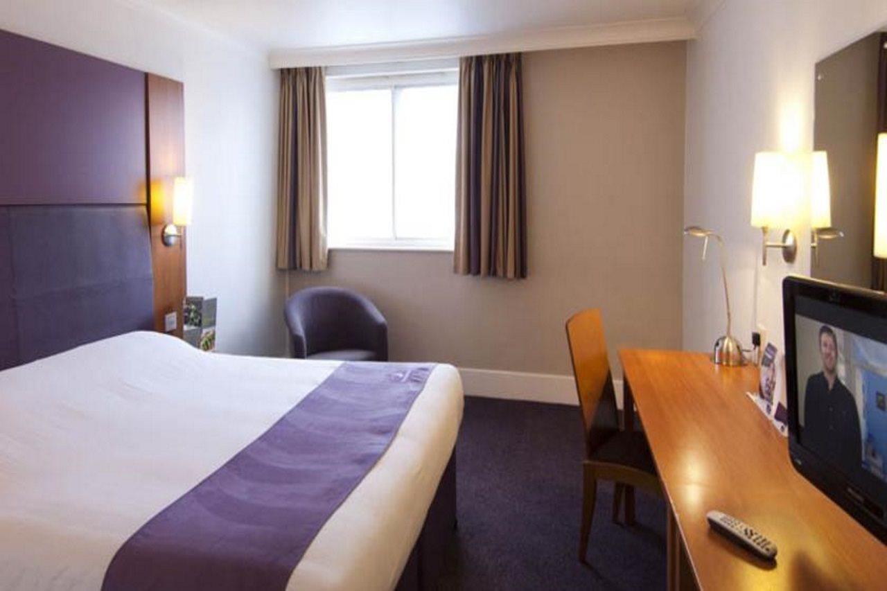 Premier Inn London Heathrow Terminal 5 West Drayton  ภายนอก รูปภาพ