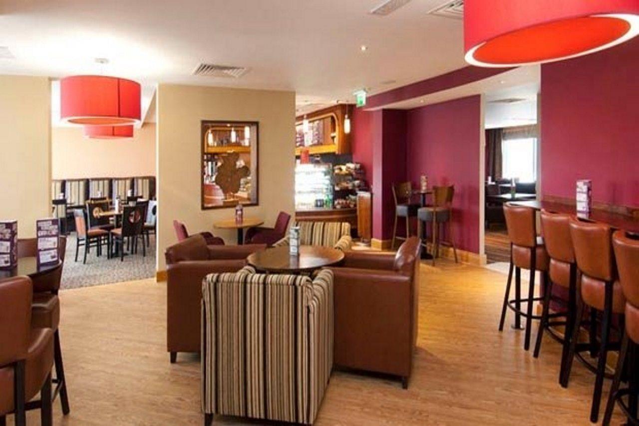 Premier Inn London Heathrow Terminal 5 West Drayton  ภายนอก รูปภาพ