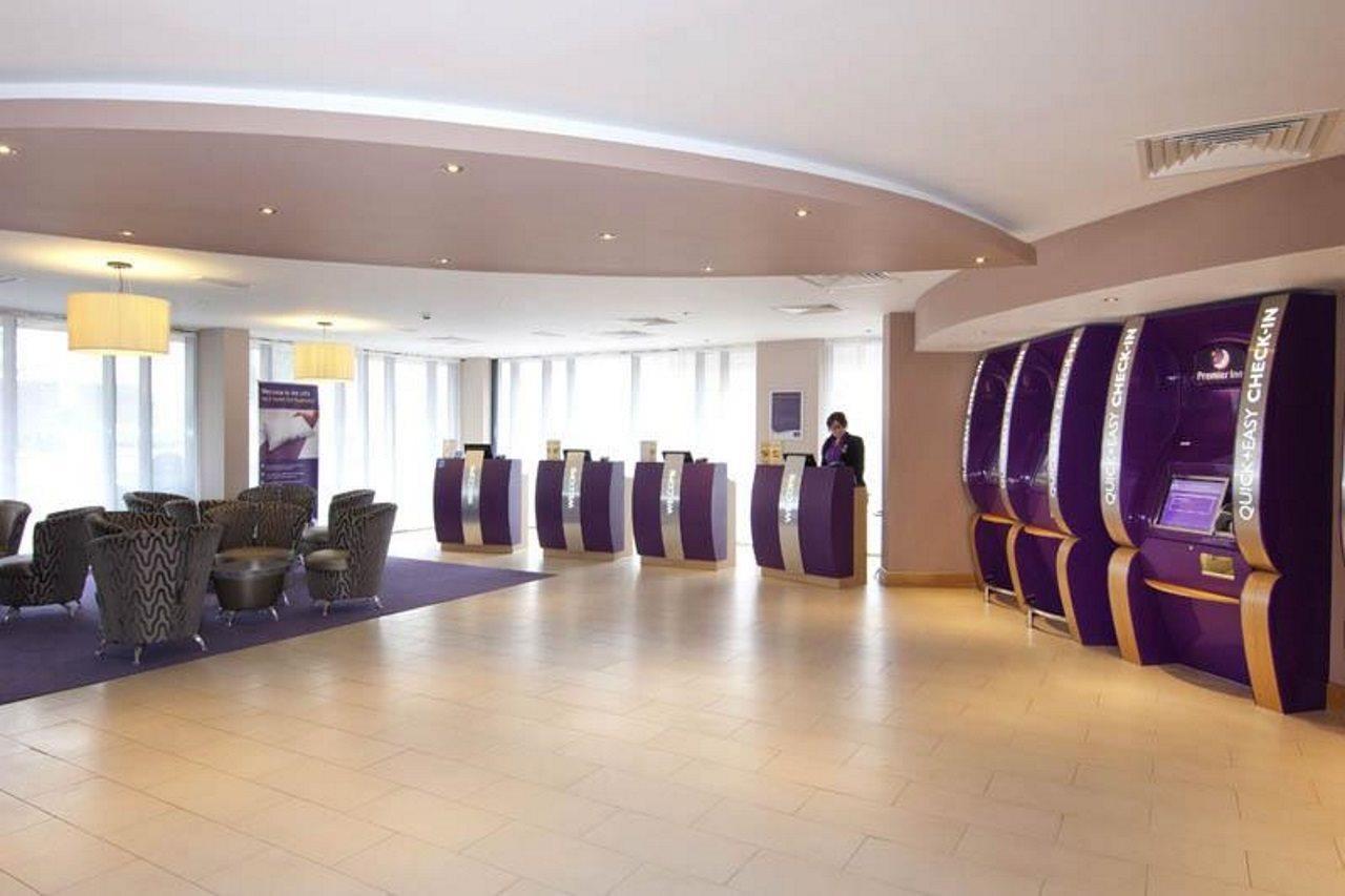 Premier Inn London Heathrow Terminal 5 West Drayton  ภายนอก รูปภาพ