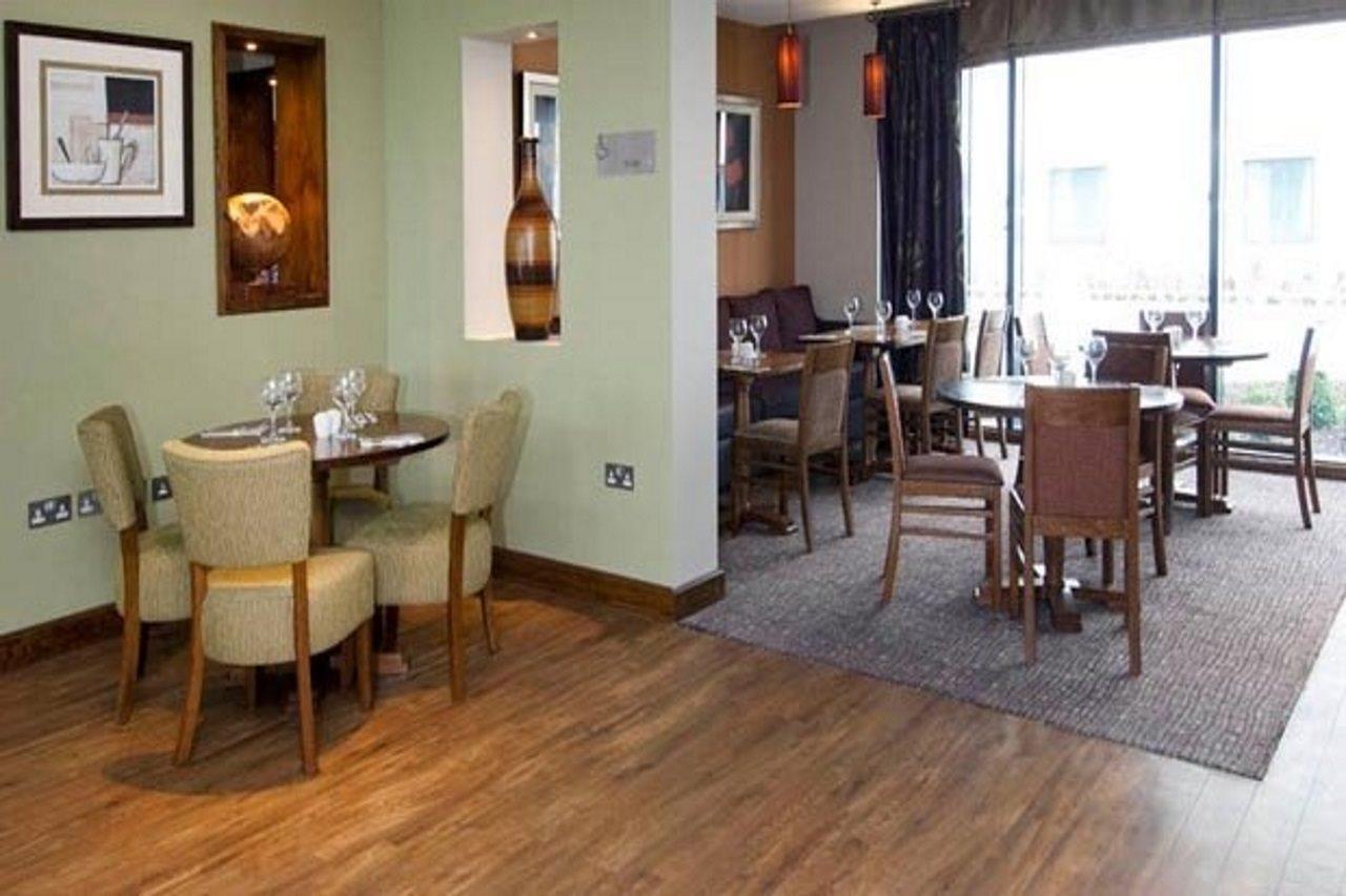 Premier Inn London Heathrow Terminal 5 West Drayton  ภายนอก รูปภาพ