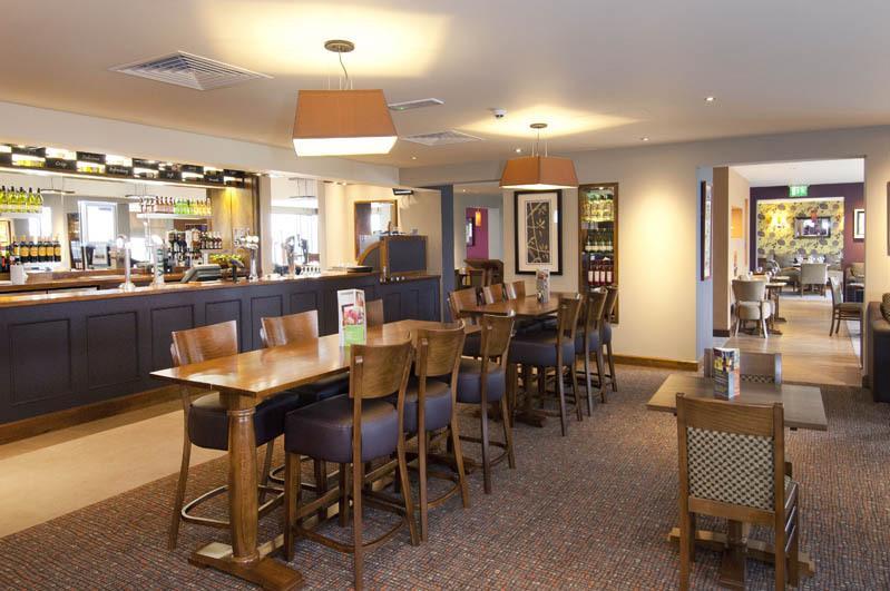 Premier Inn London Heathrow Terminal 5 West Drayton  ภายนอก รูปภาพ