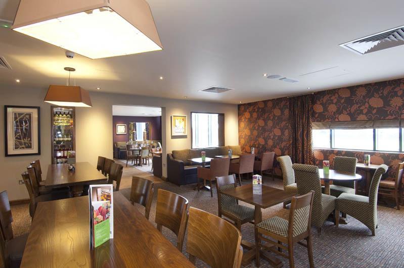 Premier Inn London Heathrow Terminal 5 West Drayton  ภายนอก รูปภาพ