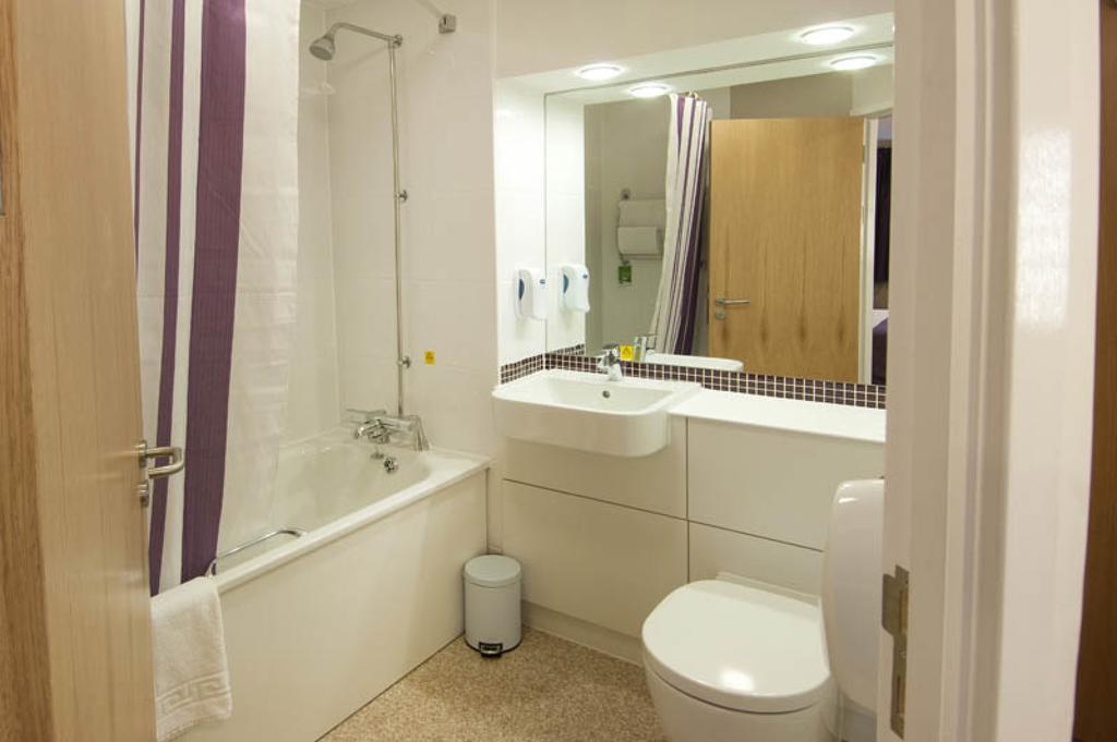 Premier Inn London Heathrow Terminal 5 West Drayton  ภายนอก รูปภาพ