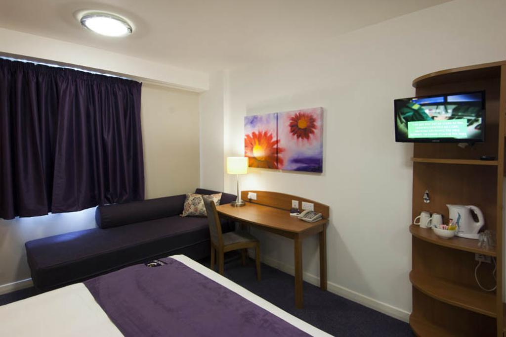 Premier Inn London Heathrow Terminal 5 West Drayton  ภายนอก รูปภาพ