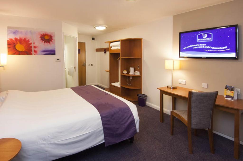 Premier Inn London Heathrow Terminal 5 West Drayton  ภายนอก รูปภาพ