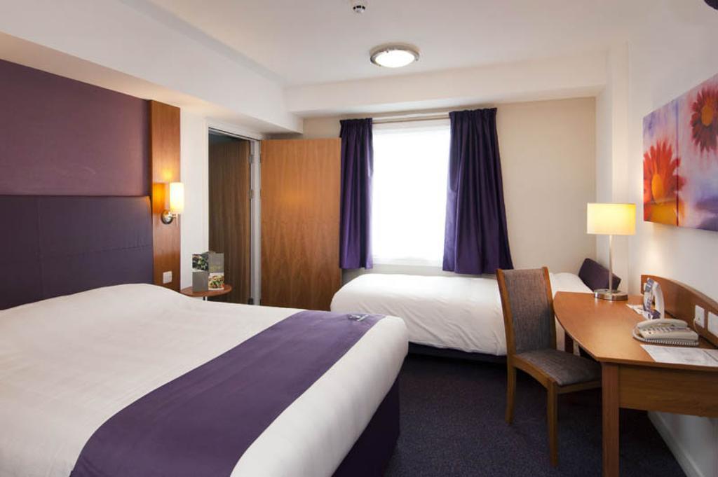 Premier Inn London Heathrow Terminal 5 West Drayton  ภายนอก รูปภาพ