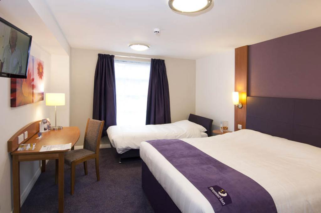 Premier Inn London Heathrow Terminal 5 West Drayton  ภายนอก รูปภาพ