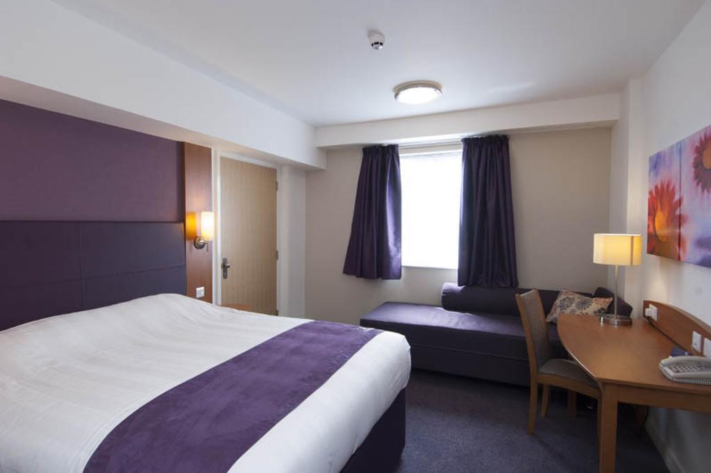 Premier Inn London Heathrow Terminal 5 West Drayton  ภายนอก รูปภาพ