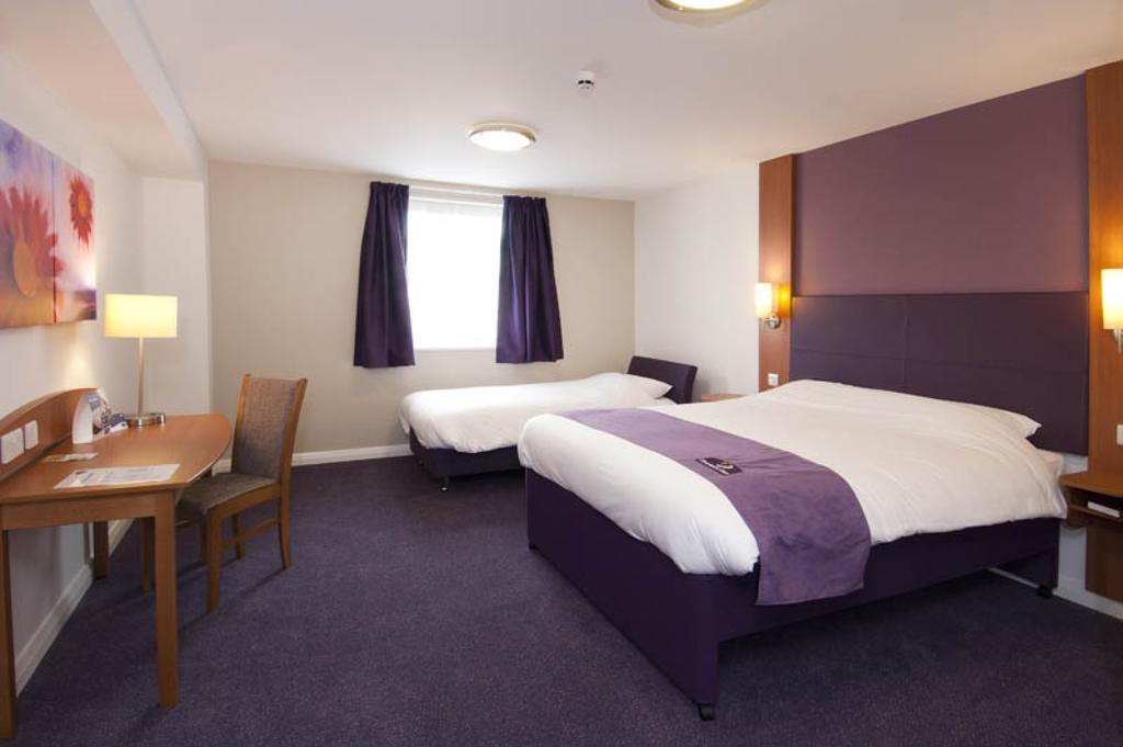 Premier Inn London Heathrow Terminal 5 West Drayton  ภายนอก รูปภาพ