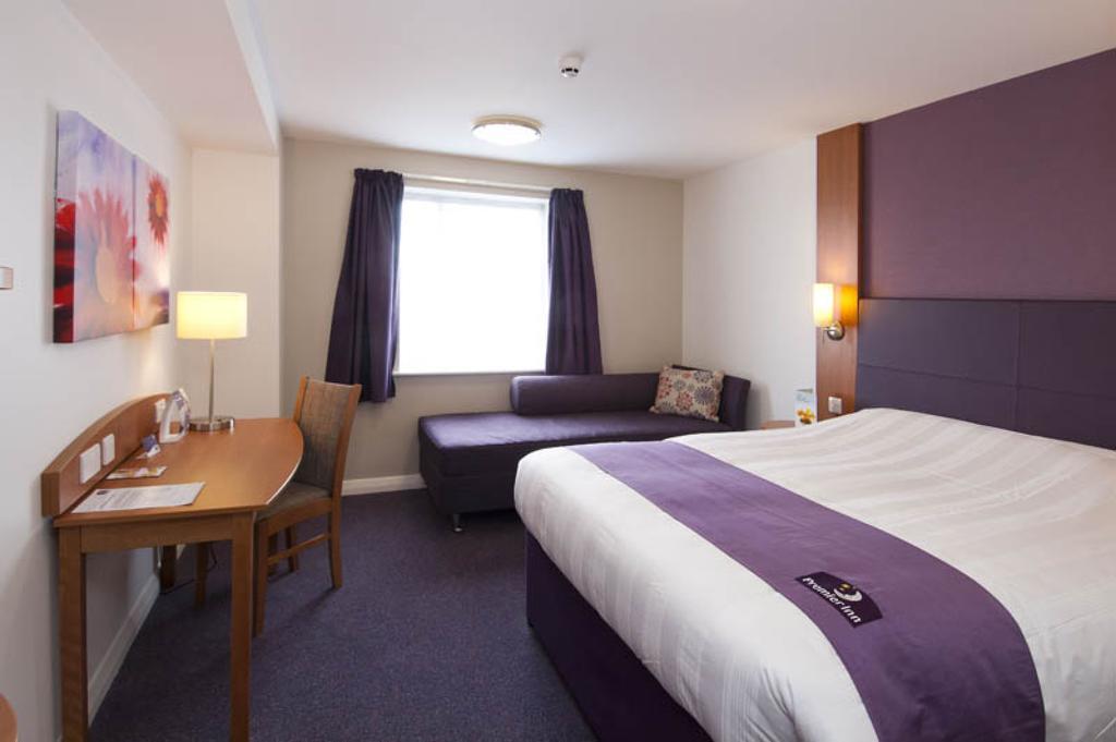 Premier Inn London Heathrow Terminal 5 West Drayton  ภายนอก รูปภาพ