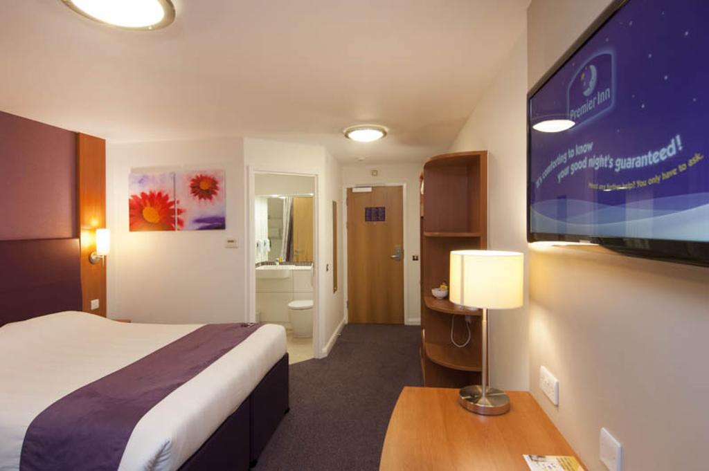 Premier Inn London Heathrow Terminal 5 West Drayton  ภายนอก รูปภาพ