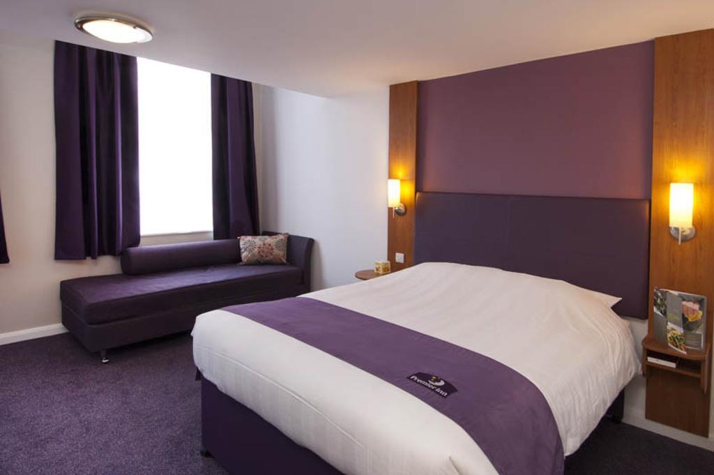 Premier Inn London Heathrow Terminal 5 West Drayton  ภายนอก รูปภาพ