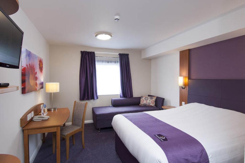 Premier Inn London Heathrow Terminal 5 West Drayton  ภายนอก รูปภาพ