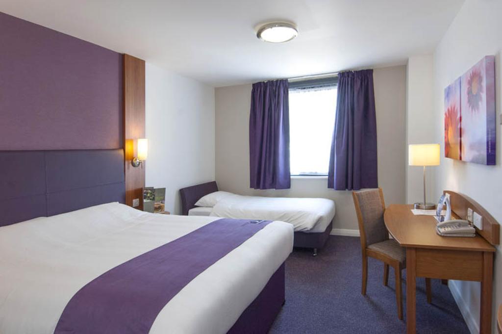 Premier Inn London Heathrow Terminal 5 West Drayton  ภายนอก รูปภาพ