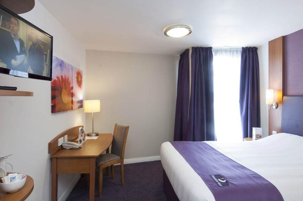 Premier Inn London Heathrow Terminal 5 West Drayton  ภายนอก รูปภาพ